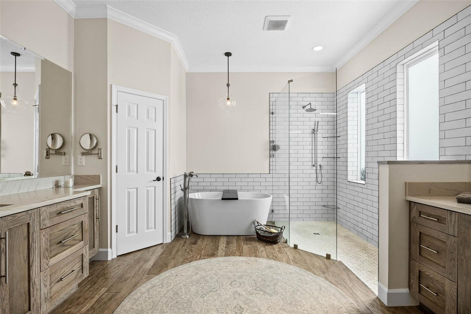 19817 GLAZING GLOBE LN