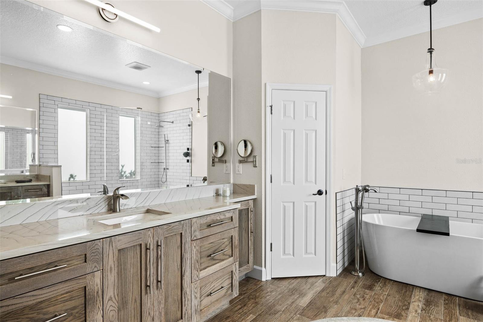 19817 GLAZING GLOBE LN