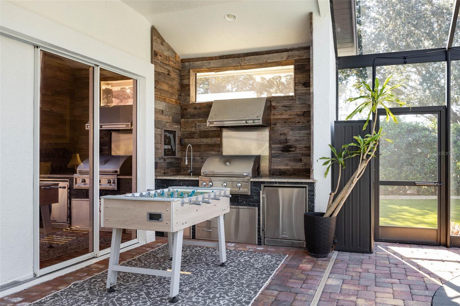 19817 GLAZING GLOBE LN