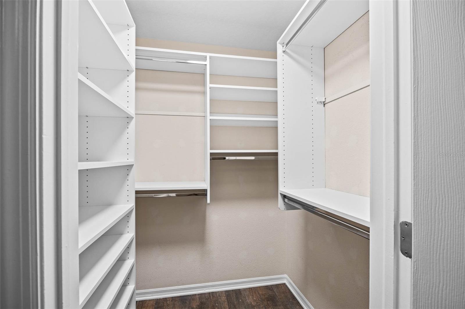 19817 GLAZING GLOBE LN