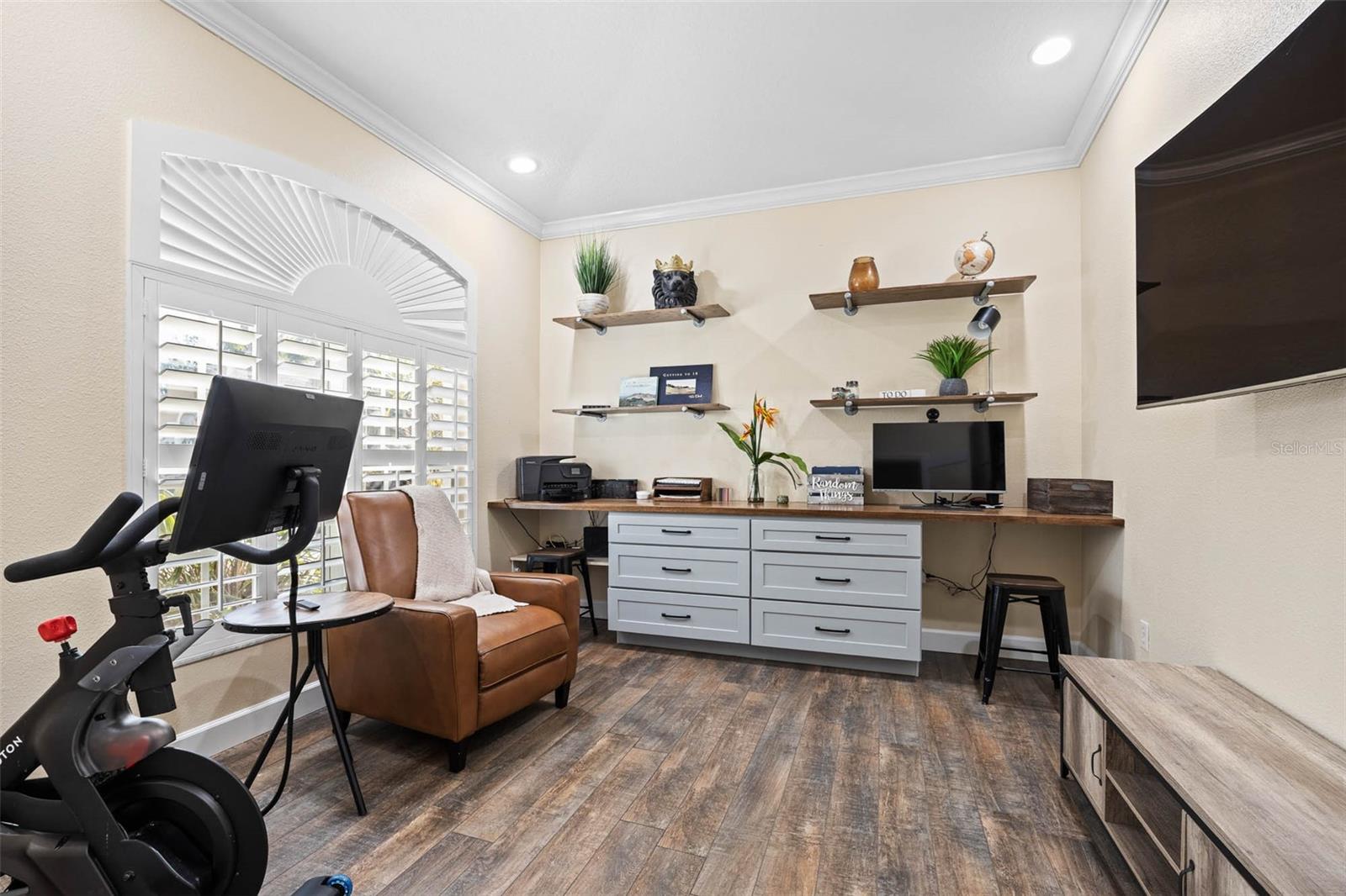 19817 GLAZING GLOBE LN