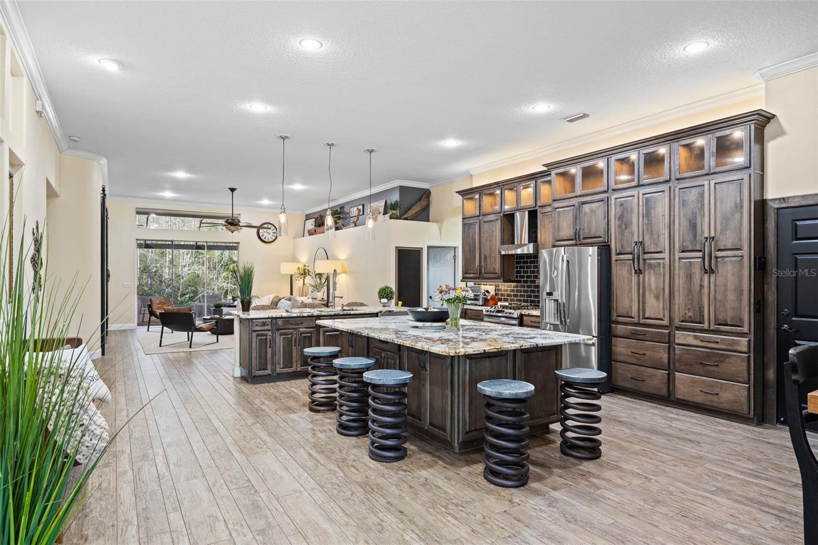 19817 GLAZING GLOBE LN