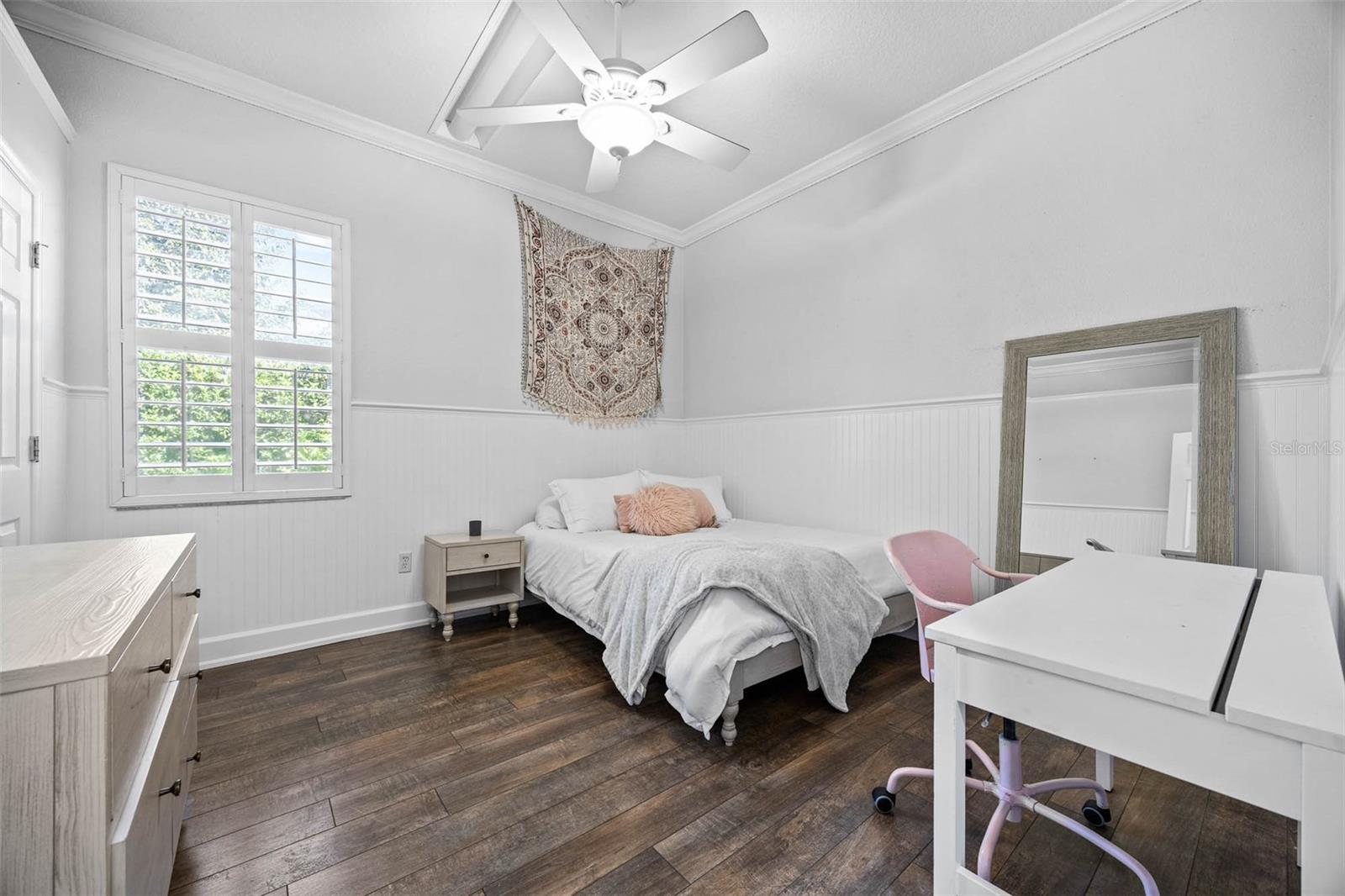 19817 GLAZING GLOBE LN