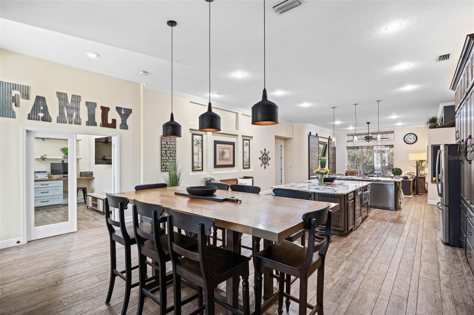 19817 GLAZING GLOBE LN