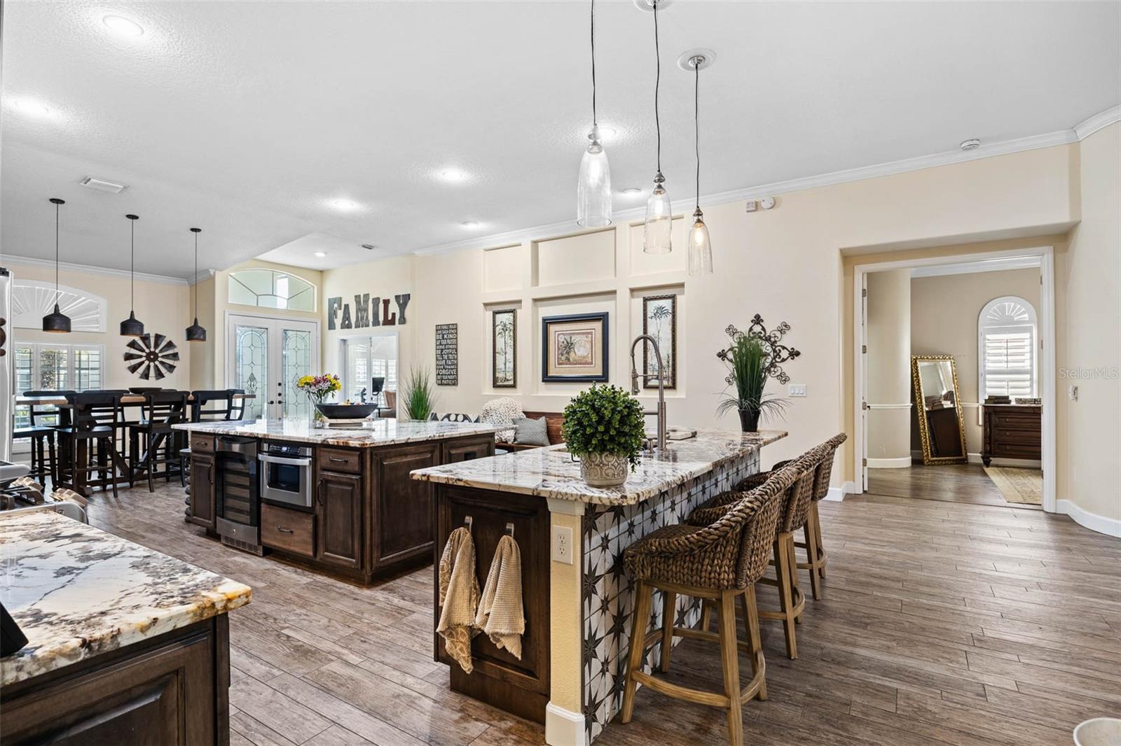 19817 GLAZING GLOBE LN