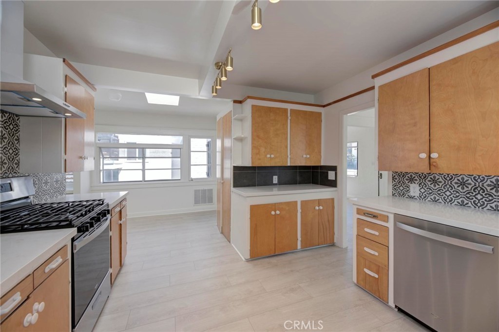 931 Manhattan Avenue