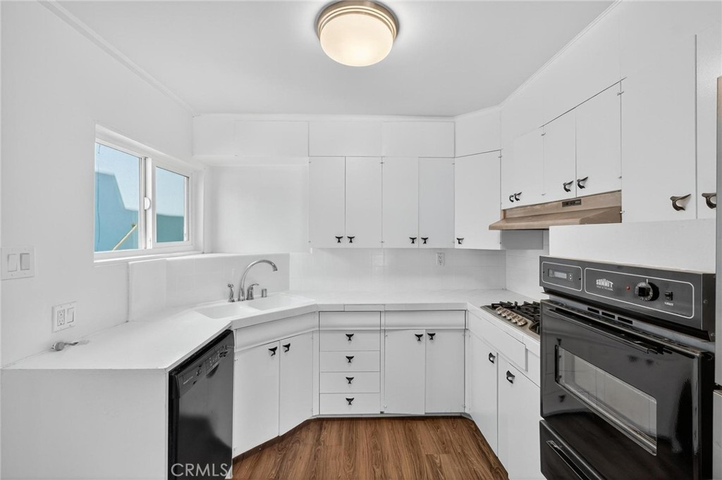 4416 The Strand B