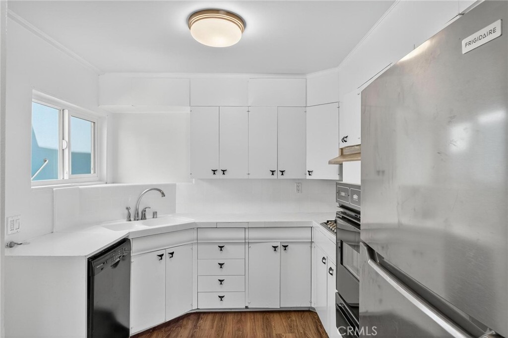 4416 The Strand B