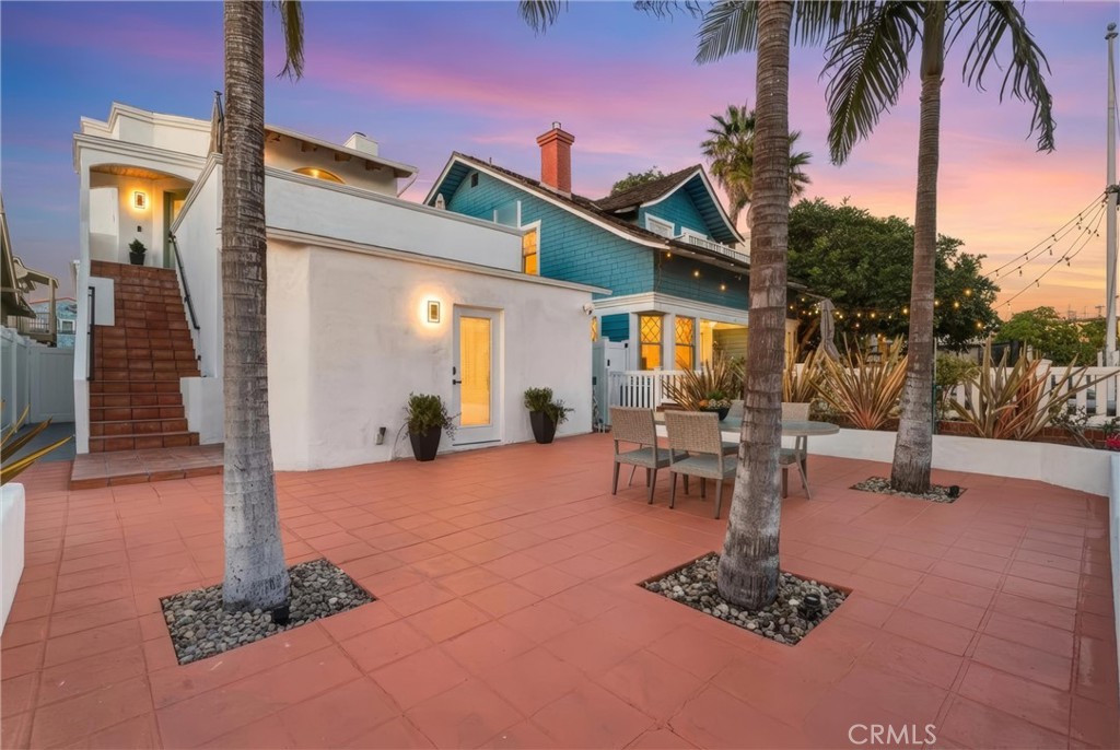 28 10th Ct (9th St walkstreet)