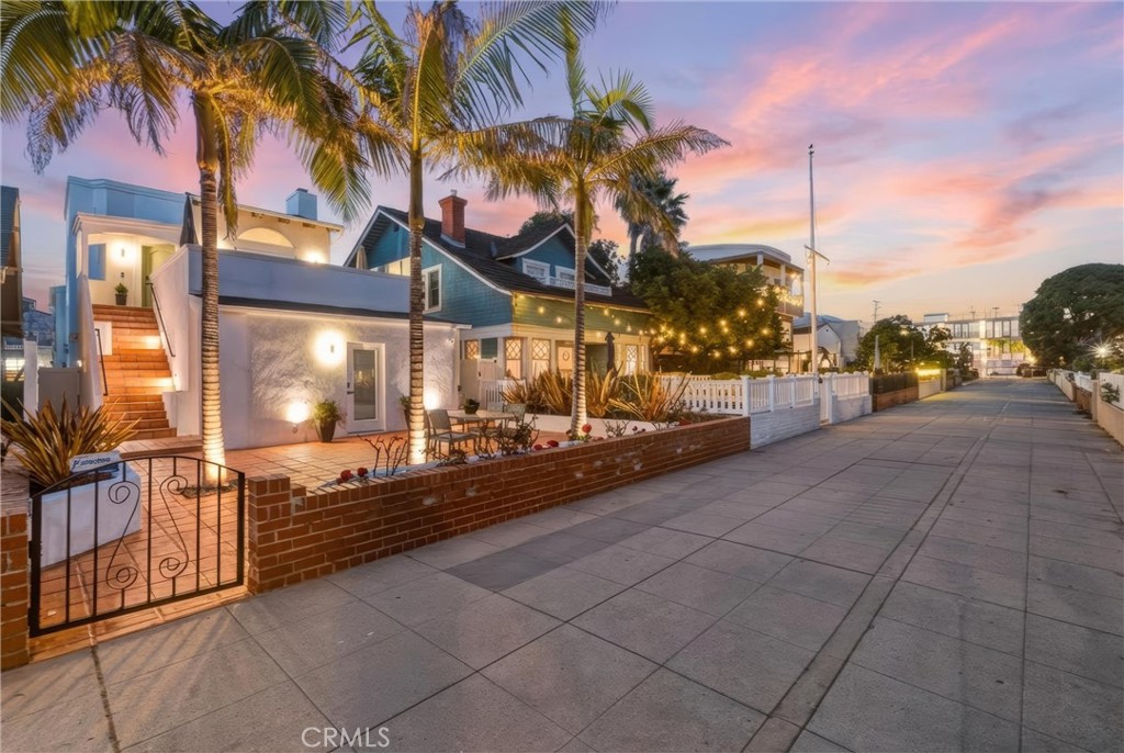 28 10th Ct (9th St walkstreet)