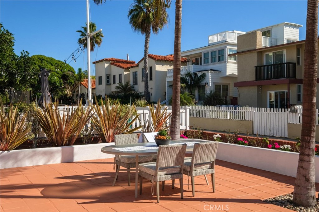 28 10th Ct (9th St walkstreet)