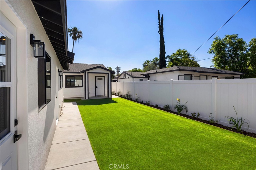 871 N. Perris N