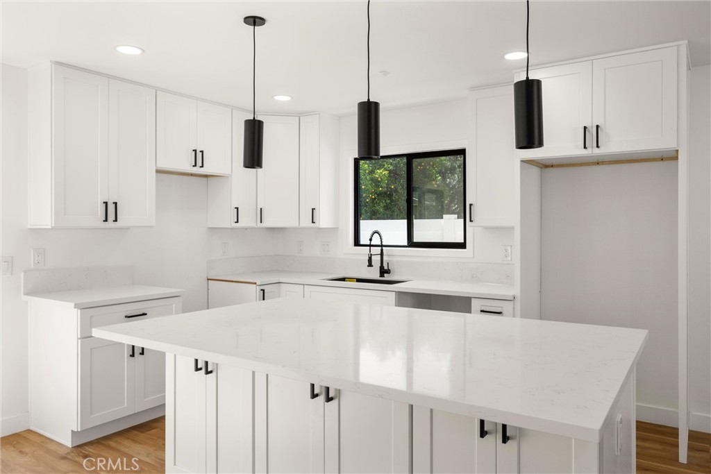 871 N. Perris N