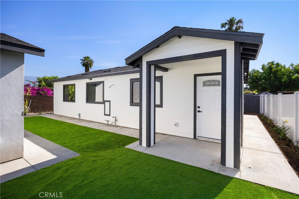 871 N. Perris