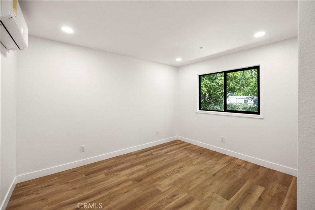 871 N. Perris