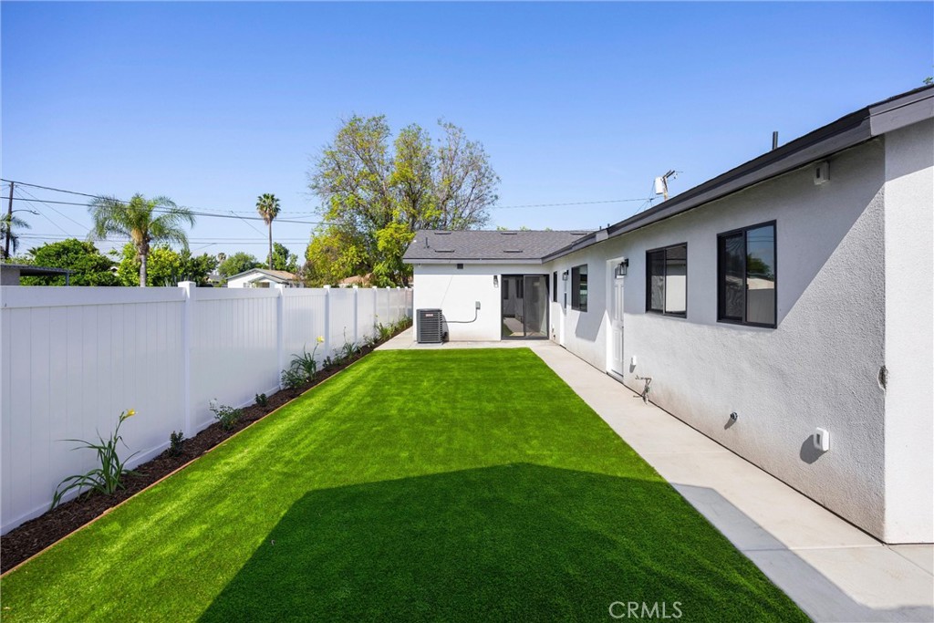 871 N. Perris