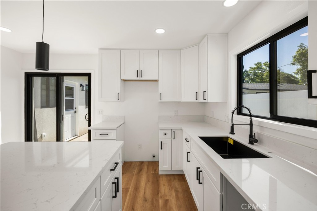 871 N. Perris