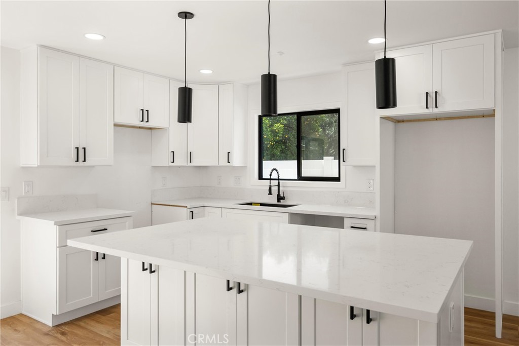 871 N. Perris