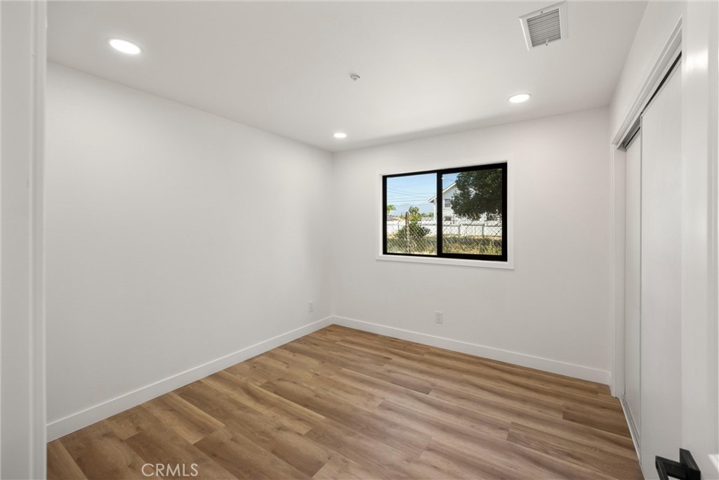 871 N. Perris