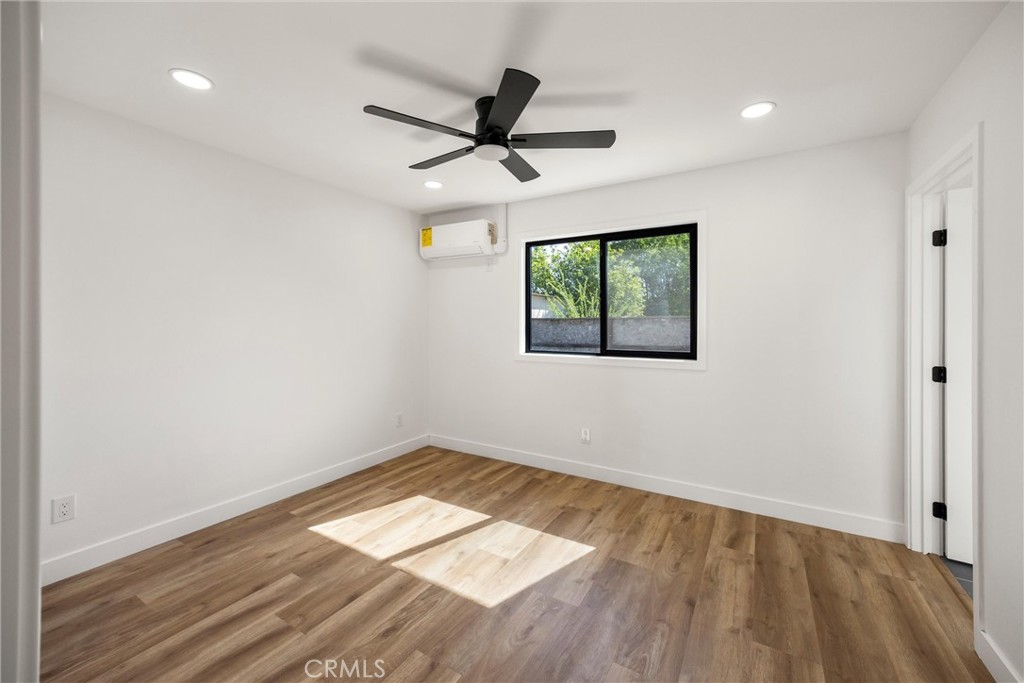 871 N. Perris