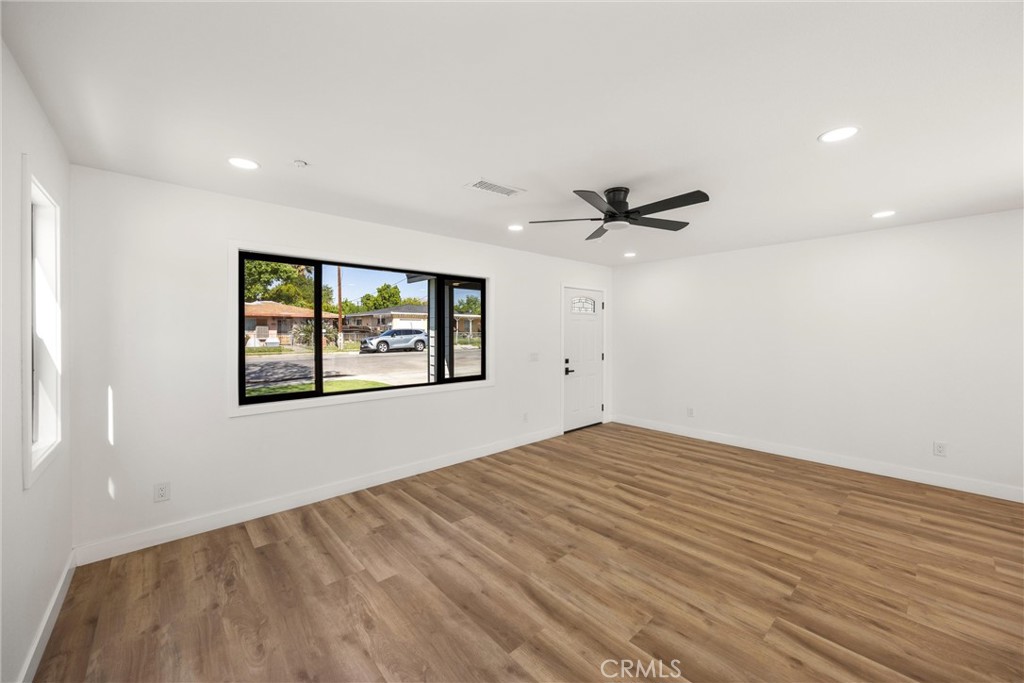 871 N. Perris