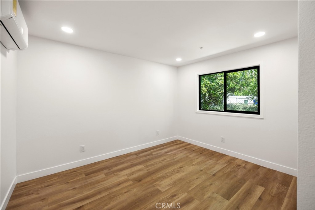 871 N. Perris