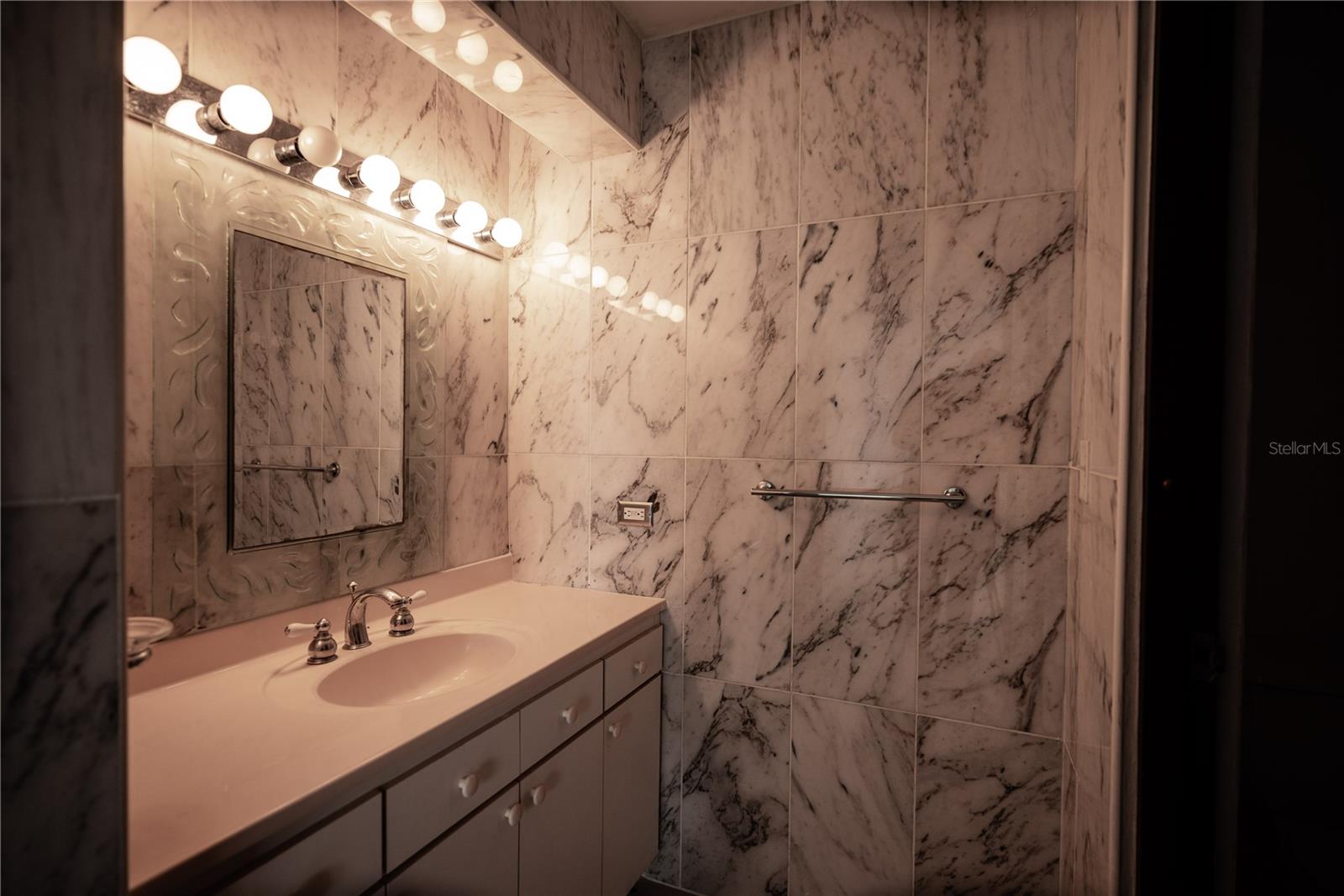 752 AV. ALEJANDRINO #503