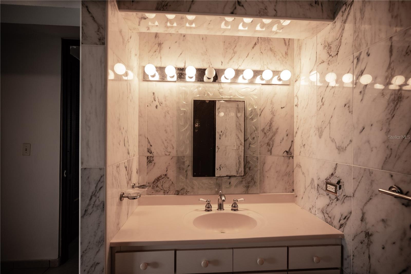 752 AV. ALEJANDRINO #503