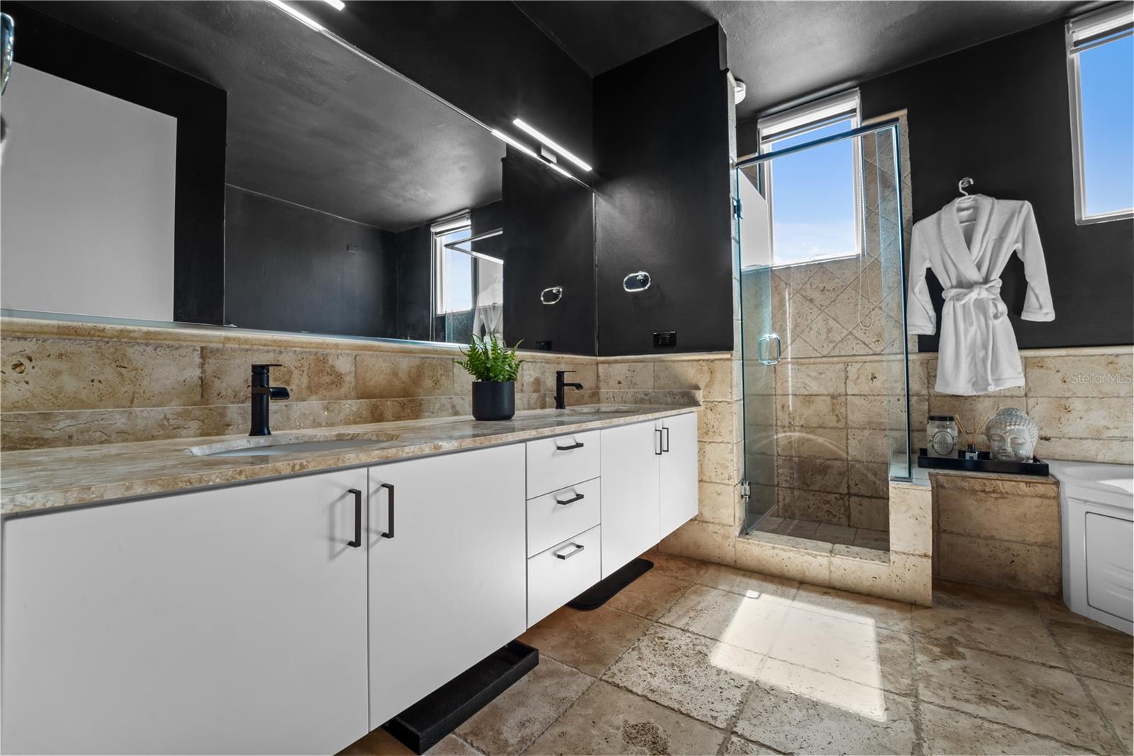 26 TURQUOISE TREASURE POINT