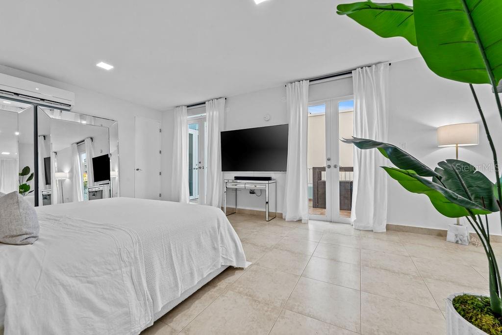 26 TURQUOISE TREASURE POINT