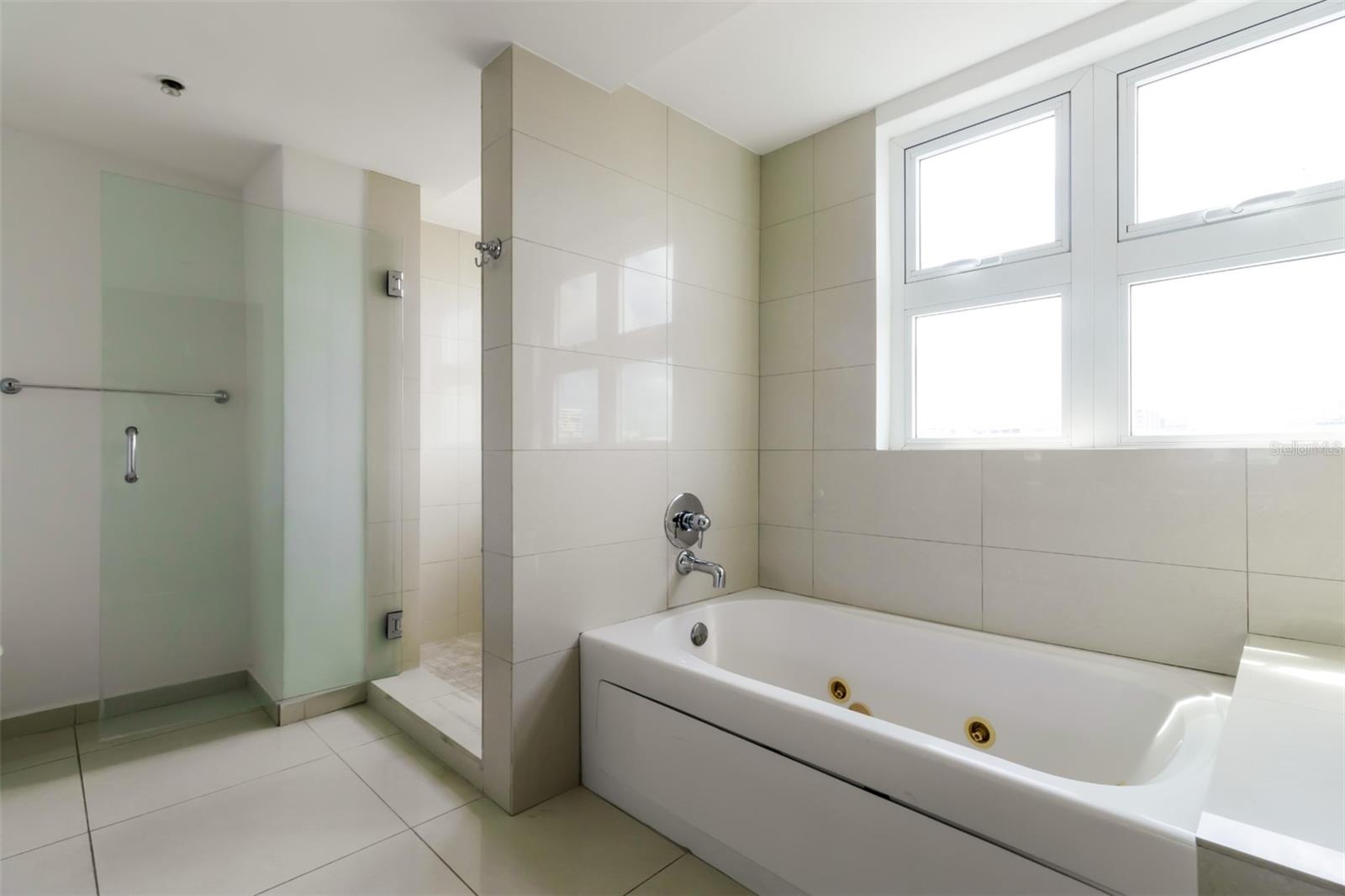 48 AV. LUIS MUÑOZ RIVERA #1607