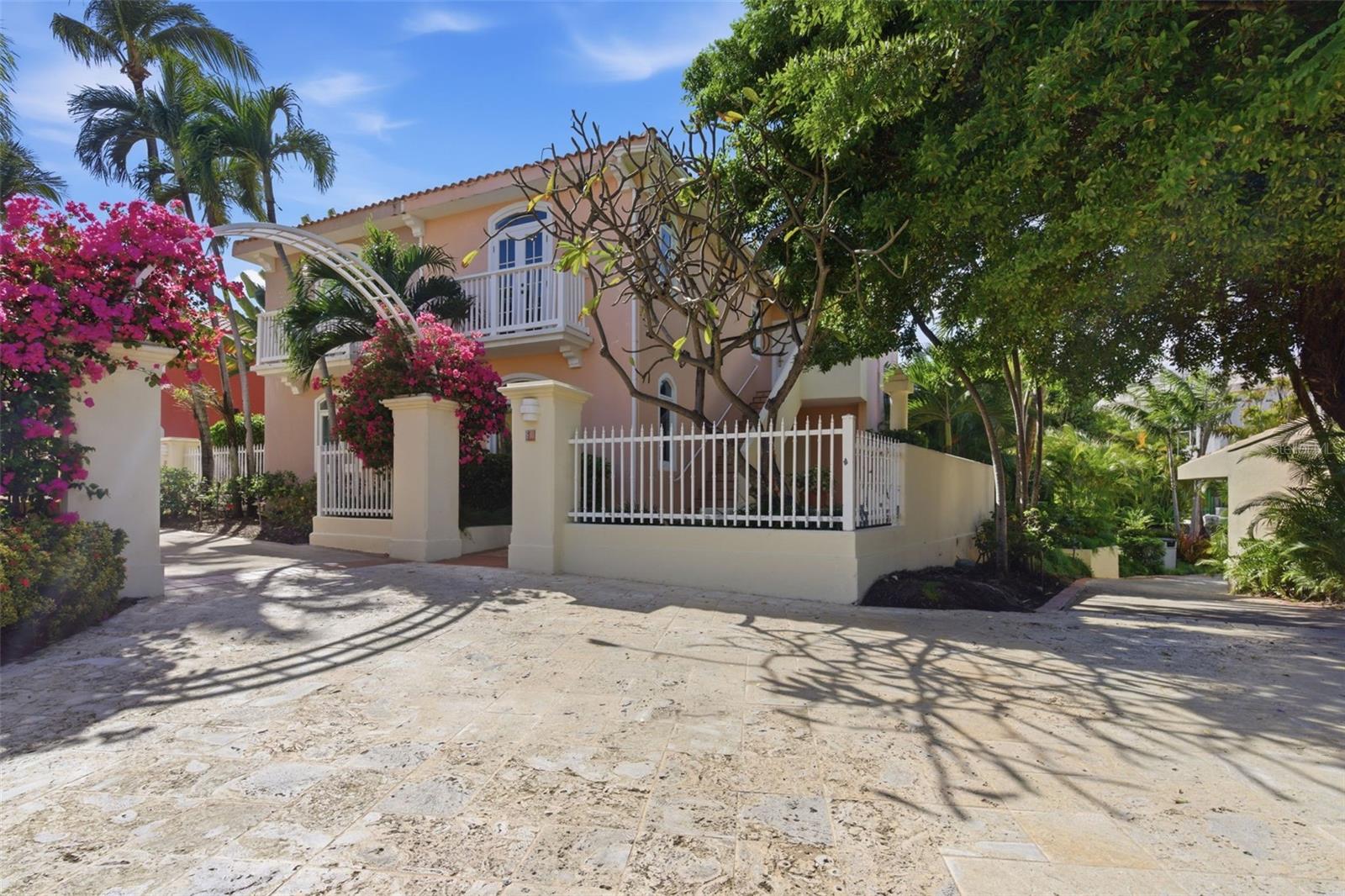 Las Casitas I 1000 AVENUE EL CONQUISTADOR #5241-42-43