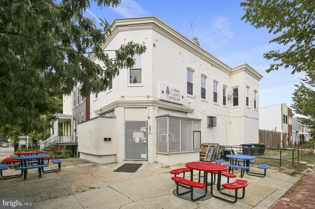 634 E STREET NE