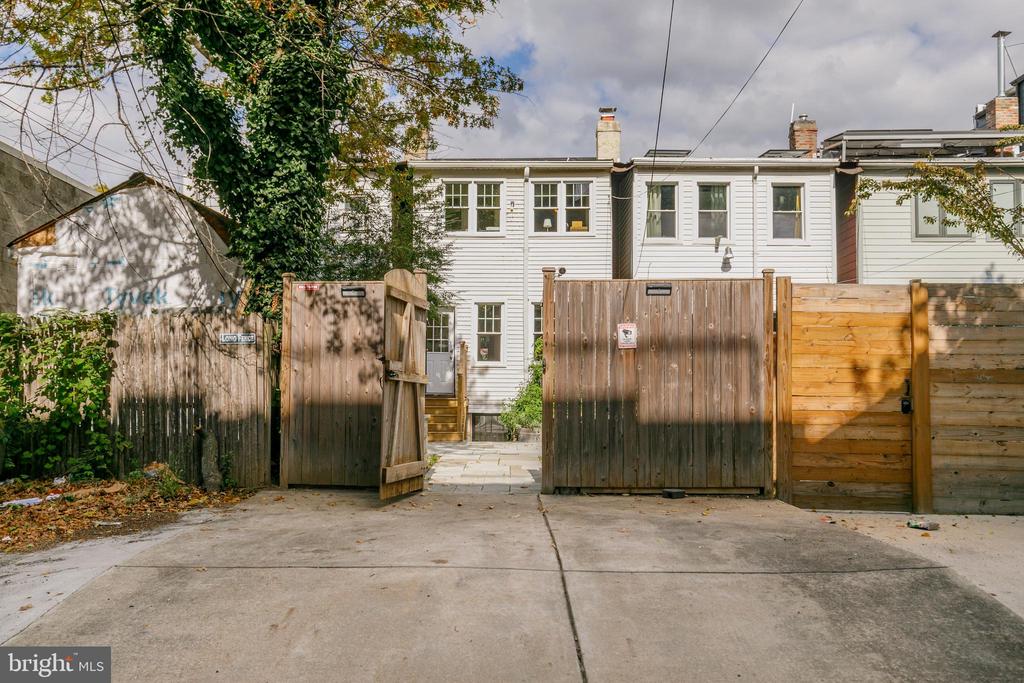 1329 E E STREET SE