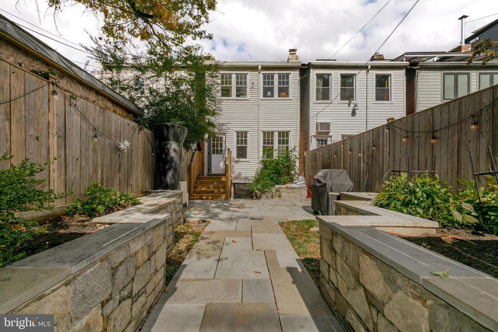 1329 E E STREET SE