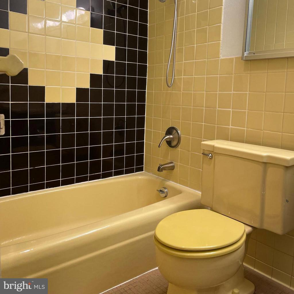 1435 4TH STREET SW B702