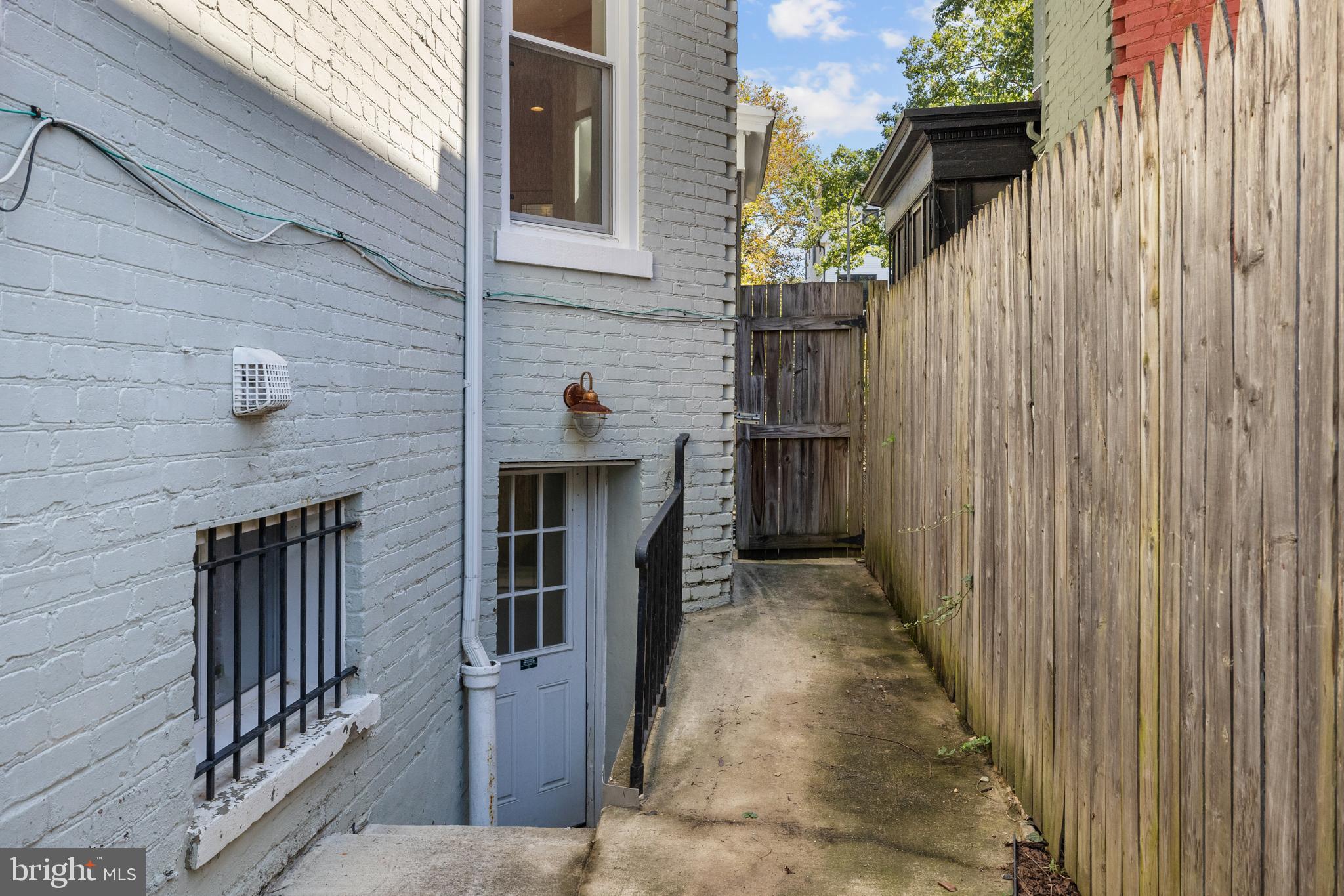 3916 5TH STREET NW