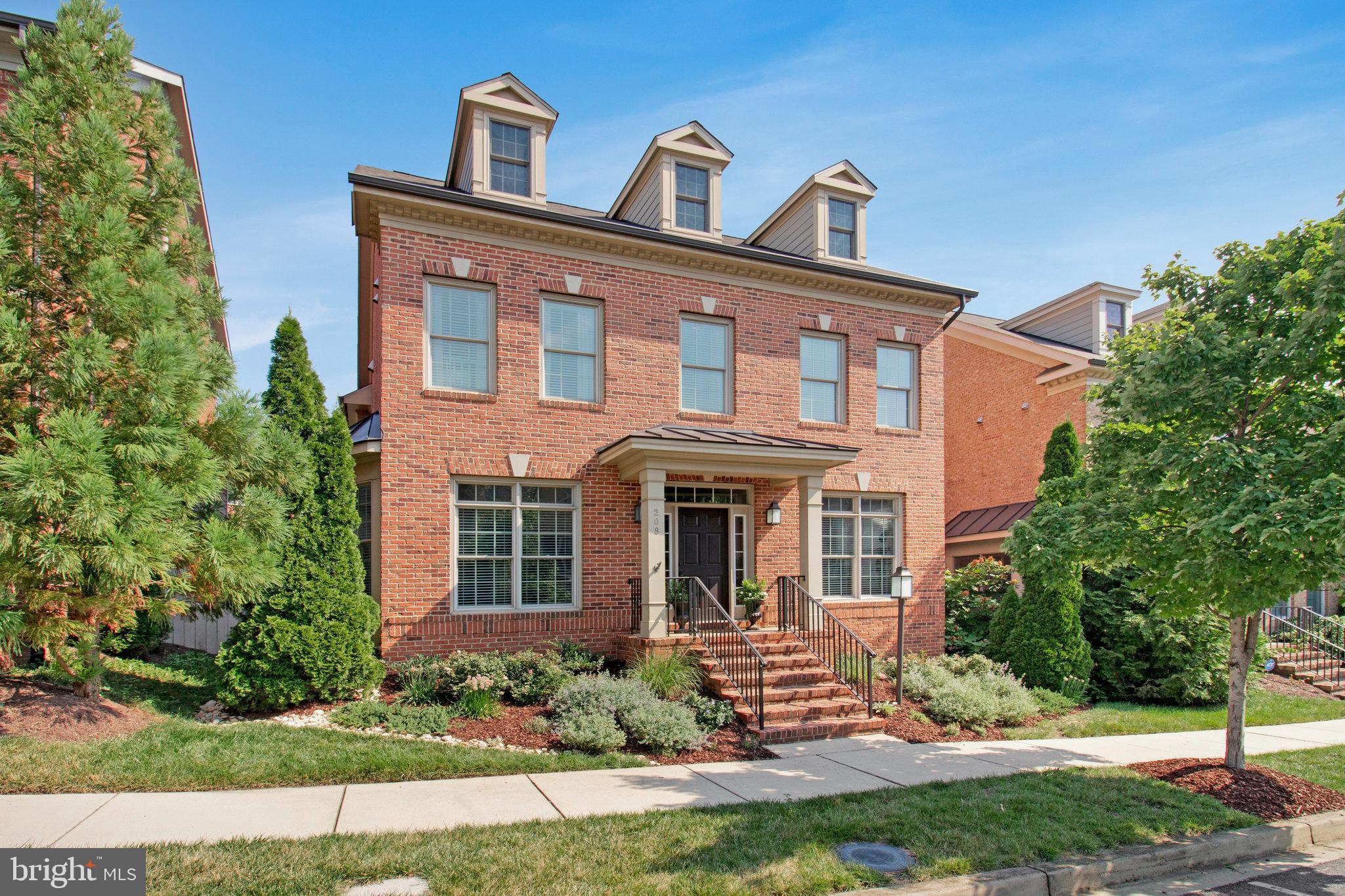 208 BEACON PLACE NE