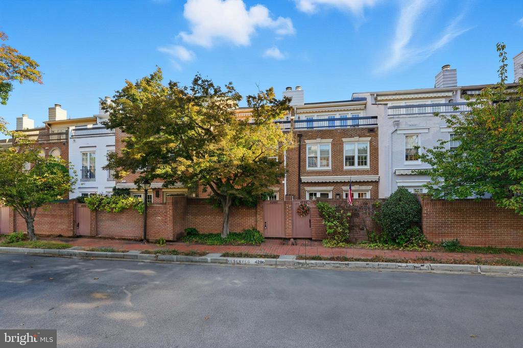 4286 MASSACHUSETTS AVENUE NW