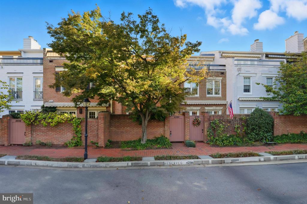 4286 MASSACHUSETTS AVENUE NW