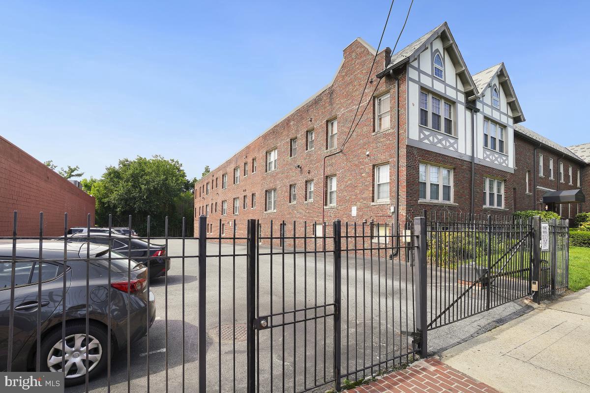 422 BUTTERNUT STREET NW T-3