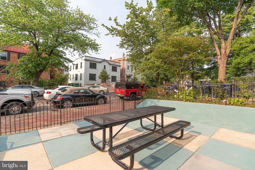 711 G STREET SE