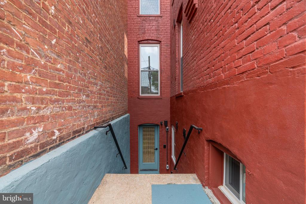 711 G STREET SE