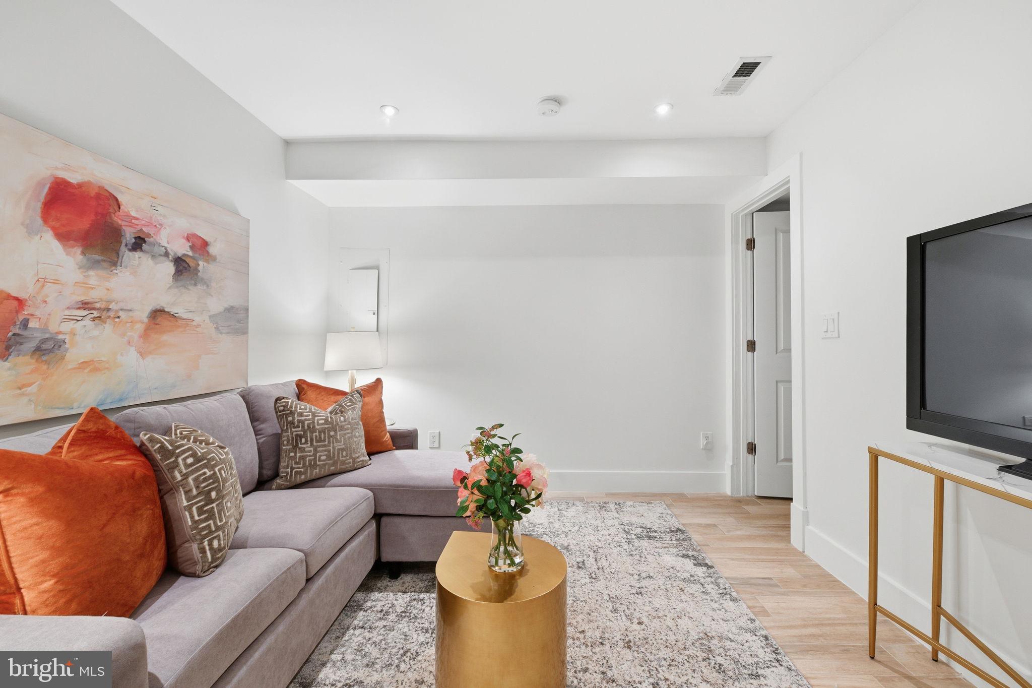 26 Q STREET NE 1