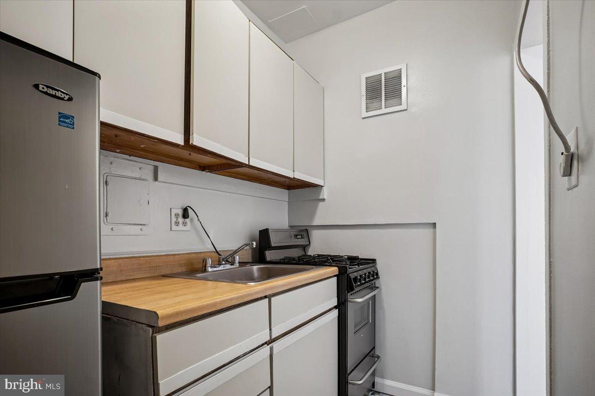 1 SCOTT CIRCLE NW 818