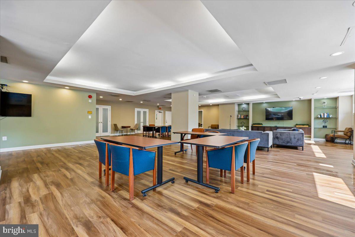 2111 WISCONSIN AVENUE NW 118