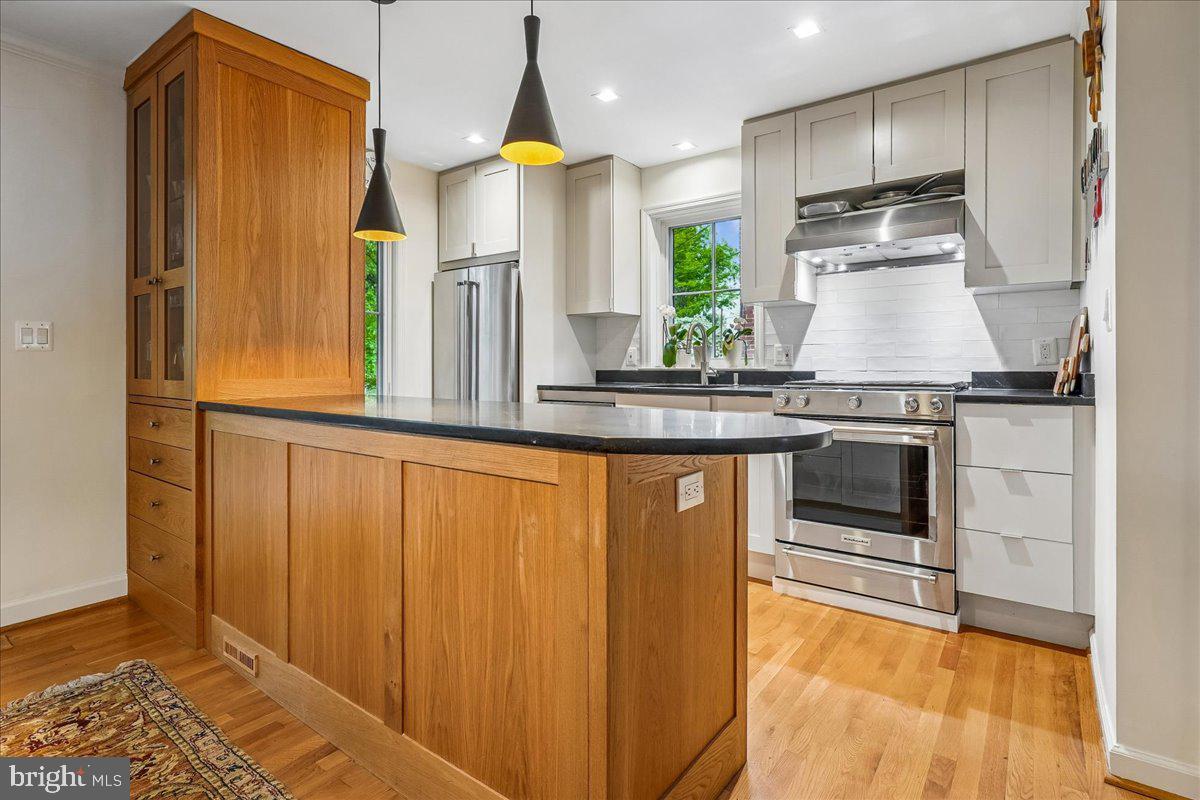 2910 UPTON STREET NW