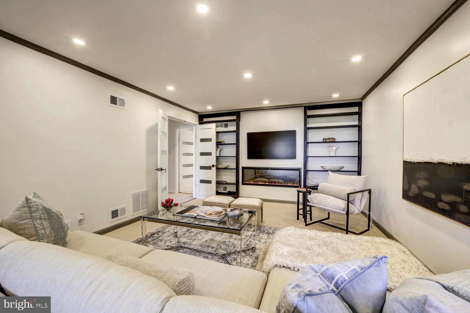 2824 ELLICOTT STREET NW