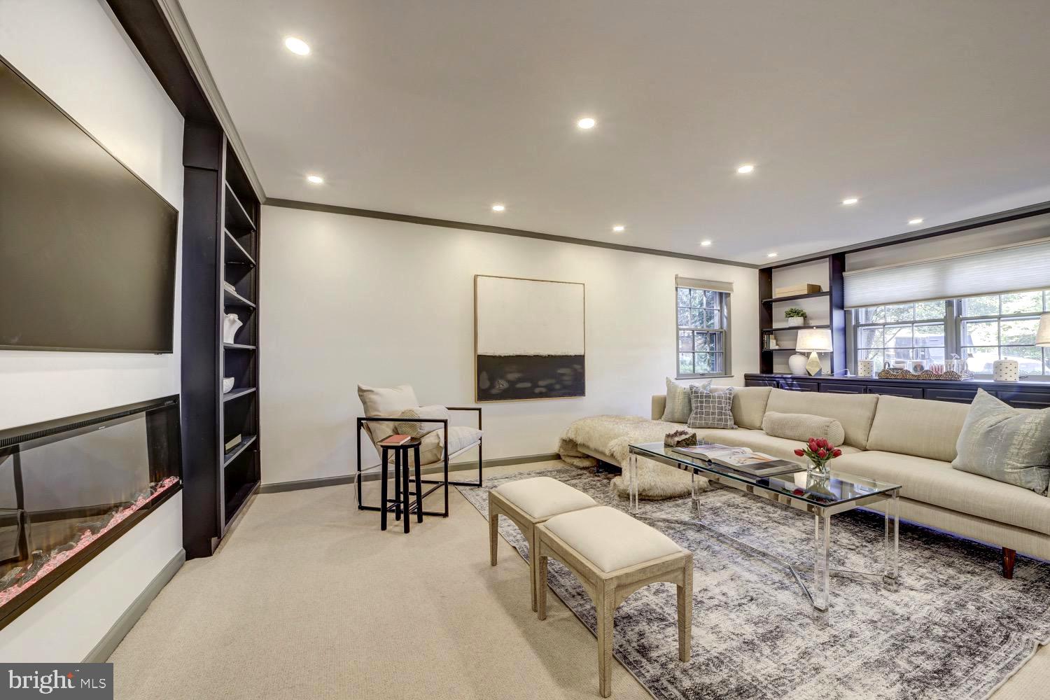 2824 ELLICOTT STREET NW