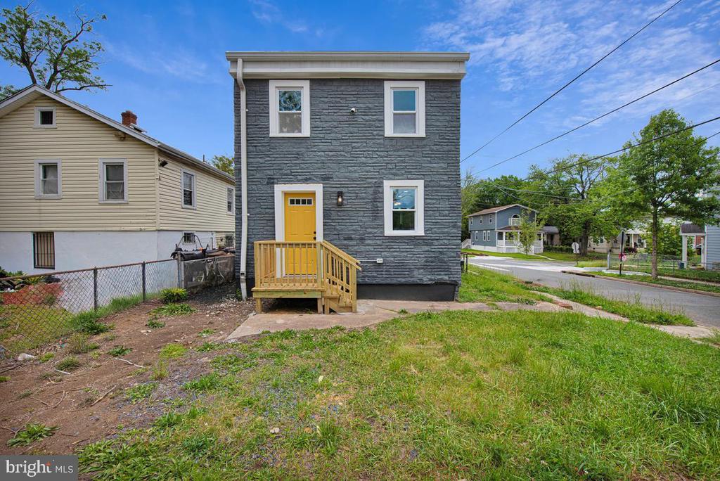 823 46TH STREET NE